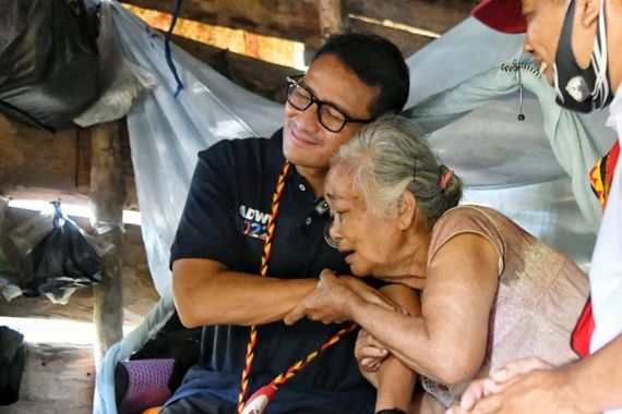 Sandiaga Uno Perbaiki Rumah Seorang Lansia di Nias Selatan - JPNN.COM