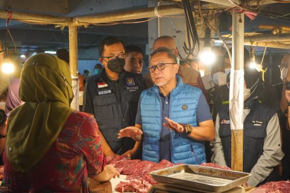 Sidak ke Pasar Kosambi Bandung, Mendag Zulhas: Harga Migor Stabil, Bahan Pokok Cenderung Aman - JPNN.COM