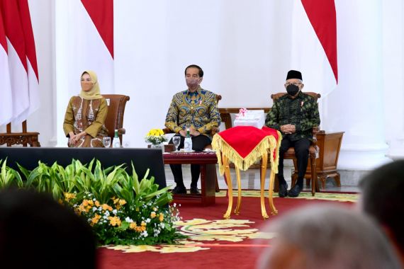 Perempuan Berhijab Ini Duduk dengan Jokowi-Ma'ruf di Depan, Menteri di Bangku Peserta, Siapa Dia? - JPNN.COM