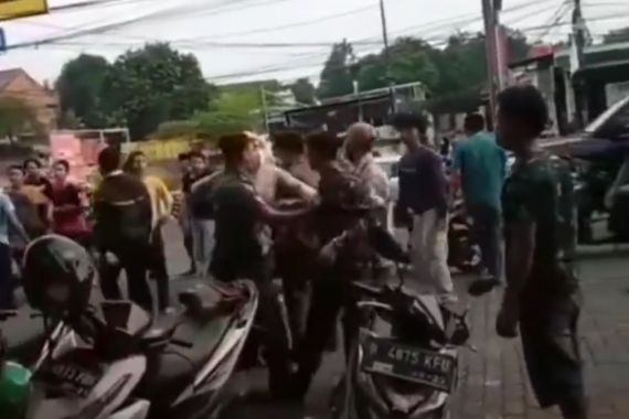 Detik-Detik Anggota TNI Dipukul Warga di Bekasi, Waduh - JPNN.COM
