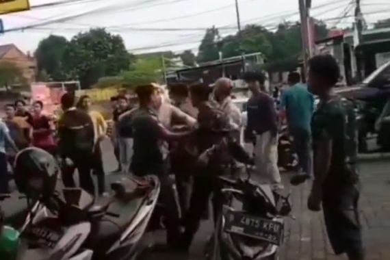 Video Warga Diduga Memukul Anggota TNI Viral, Menegangkan - JPNN.COM