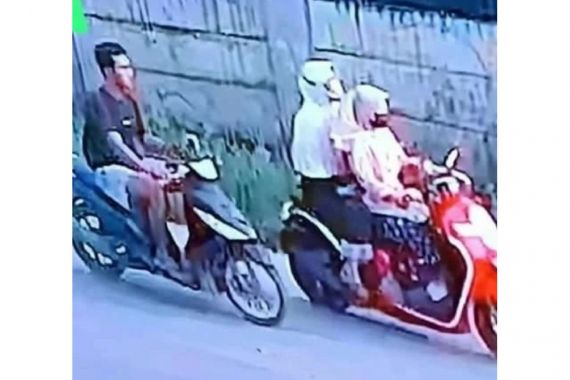 Viral, Video Pria Menjambret Dompet Mak-mak di Bekasi, Korban Terjatuh dan Berdarah - JPNN.COM