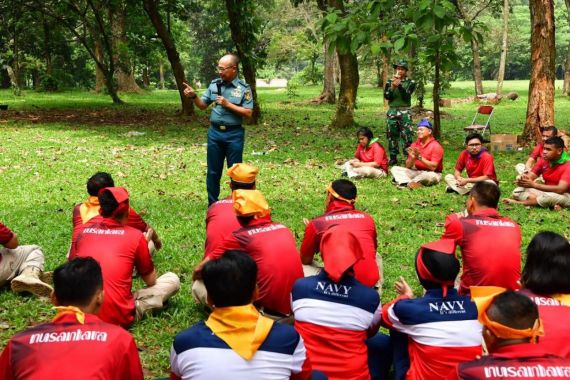 Ekspresi Pati TNI AL di Hadapan Puluhan Pemuda Berbaju Merah, Lihat - JPNN.COM