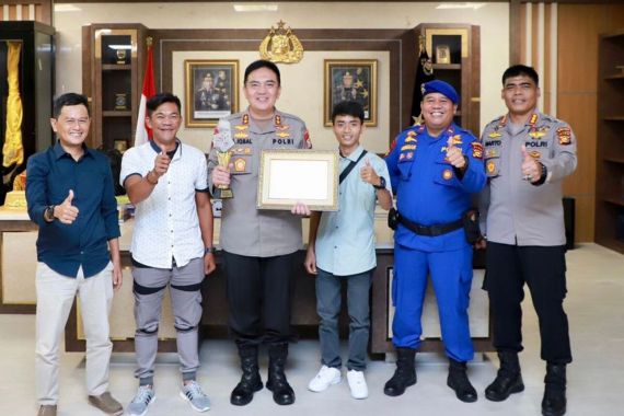 Pemuda Ini Sabet Piala dari Kapolri, Tiba di Riau Langsung Dijamu Irjen Iqbal - JPNN.COM