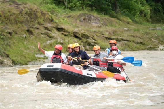 Sandiaga Uno Jajal Keseruan Arung Jeram di Desa Wisata Buluh Duri di Serdang Bedagai - JPNN.COM