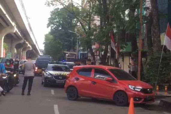 Honda Brio Merah di Pinggir Jalan Bikin Geger Warga, Ternyata Ini yang Terjadi - JPNN.COM