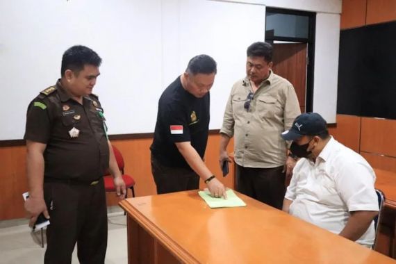 Tim Intelijen Akhirnya Tangkap Buronan Ini di Manado, Lalu Diterbangkan ke Surabaya - JPNN.COM