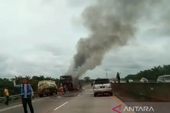 Penampakan Bus Makmur yang Ludes Terbakar di Tol Medan-Tebing Tinggi - JPNN.COM