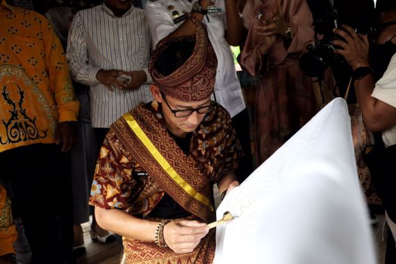 Lihat Nih, Menparekraf Sandiaga Membatik di Rumah Adat Puri Melayu Tebing Tinggi - JPNN.COM