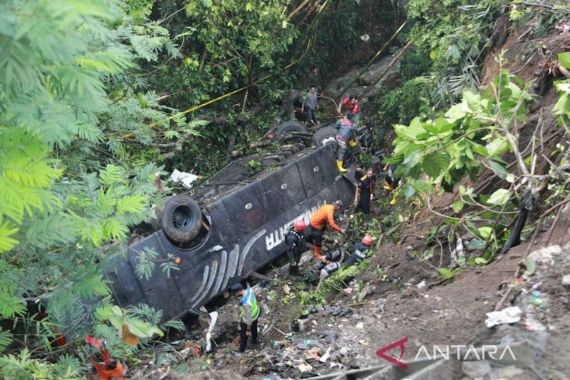 AKBP Aszhari Ungkap Penyebab Bus Pariwisata Masuk Jurang di Tasikmalaya - JPNN.COM