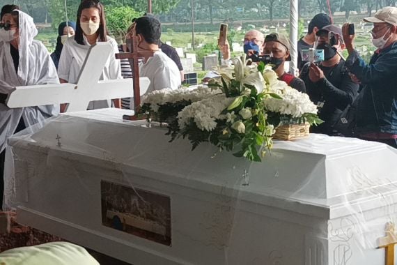 Hujan Iringi Pemakaman Rima Melati, Haru Bercampur Syahdu - JPNN.COM
