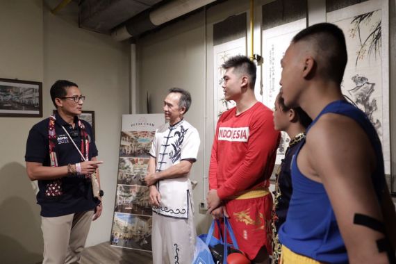 Sandiaga Tertarik Berlatih Wushu, Hingga Beri Bantuan Peralatan di Pecinan Glodok - JPNN.COM