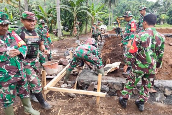 Prajurit TNI Kodim Minahasa Membantu Membangun Huntara Korban Bencana - JPNN.COM