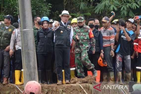 Serahkan Bantuan Tanggap Darurat Banjir dan Longsor di Bogor, Ridwan Kamil Berpesan Begini - JPNN.COM