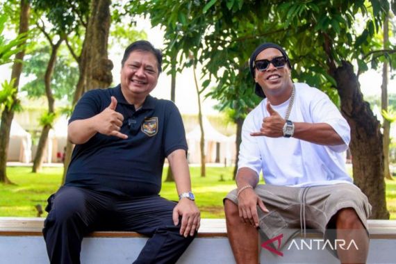 Bertemu Ronaldinho, Airlangga: Indonesia Masih Perlu Banyak Belajar - JPNN.COM