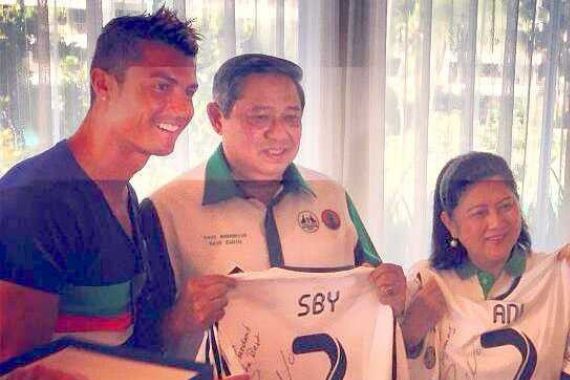 SBY dan Istri Dapat Kaos dari Christiano Ronaldo - JPNN.COM