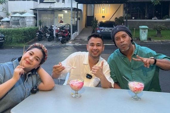 Raffi Ahmad dan Nagita Slavina Ajak Ronaldinho Makan di Pinggir Jalan, Ini Menunya - JPNN.COM