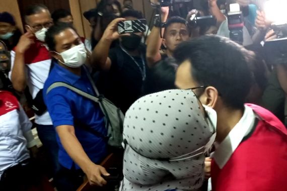 Divonis 4 Tahun Penjara, Adam Deni Peluk Sang Ibunda, Sambil Bilang Begini - JPNN.COM