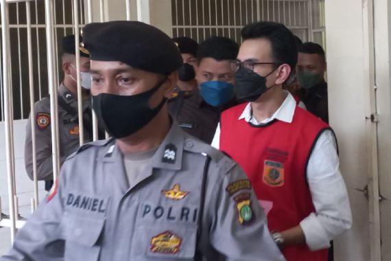 Adam Deni Dikawal Oleh Sosok Ini Menuju Ruang Sidang - JPNN.COM