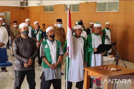 Lihat Tuh, Anggota Khilafatul Muslimin Deklarasi Setia kepada Pancasila & NKRI - JPNN.COM