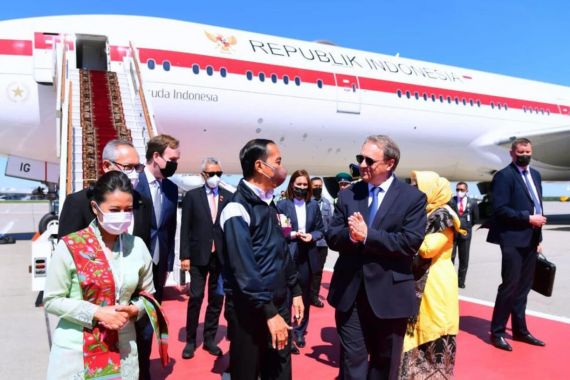 Jokowi Tiba di Rusia, Lihat Siapa Orang yang Menyambutnya saat Pintu Pesawat Dibuka - JPNN.COM
