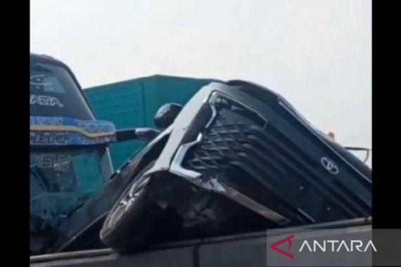 Kecelakaan Beruntun di Tol Jakarta-Cikampek, 1 Bus-4 Mobil - JPNN.COM