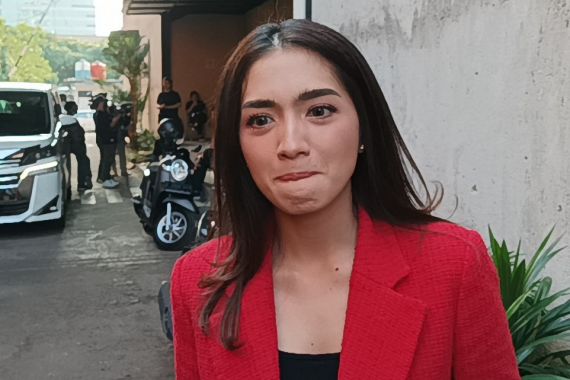 Reaksi Angel Karamoy Mengetahui Azka Selamat dari Gempa Cianjur - JPNN.COM