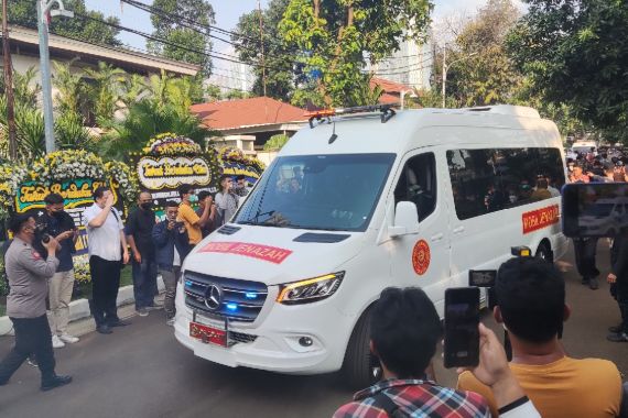 Mobil Milik Luhut Masuk Iring-iringan Ambulans Jenazah Menteri Tjahjo  - JPNN.COM