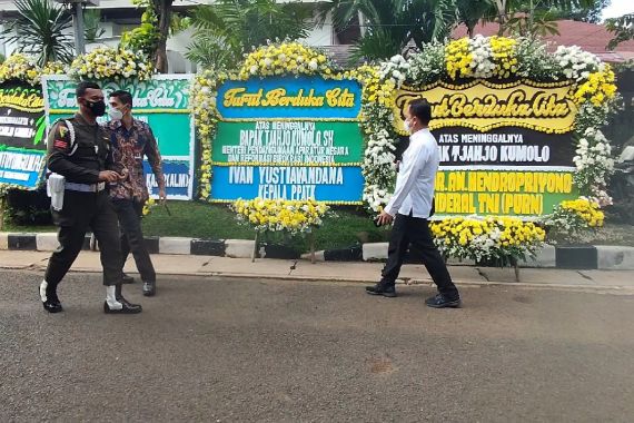 Karangan Bunga Menko Luhut Hingga Jenderal Andika Penuhi Rumah Duka Menteri Tjahjo - JPNN.COM