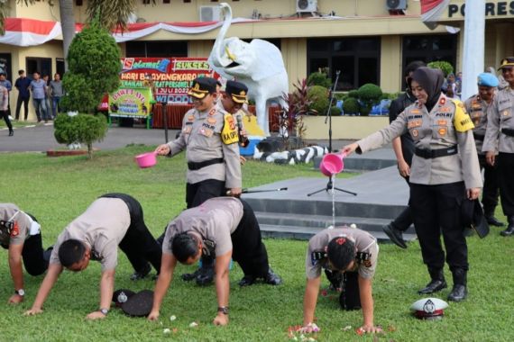 Puluhan Polisi Ambil Posisi Push-up, Kapolres dan Wakapolres Turun Tangan - JPNN.COM