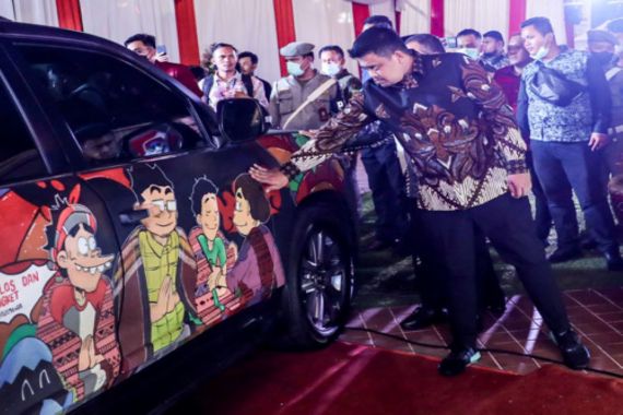 Mobil Mewah Menantu Pak Jokowi Ini Dipenuhi Gambar Lucu, Lihat Tuh - JPNN.COM