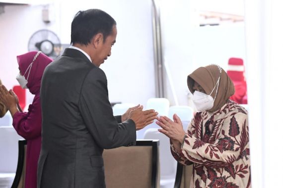 Pulang dari UAE, Jokowi Langsung Melayat ke Rumah Duka Tjahjo Kumolo - JPNN.COM