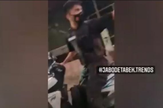 Pria Beratribut Polisi yang Menusuk Ibu dan Anak di Bekasi Ditangkap, Lihat Tuh! - JPNN.COM