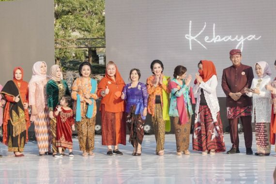 Ratusan Perempuan Semarang Ikuti Parade Kebaya Nasional - JPNN.COM