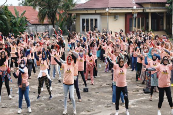 Ratusan Mak-Mak Pontianak yakin Ganjar Pranowo Bisa Wujudkan Emansipasi Wanita - JPNN.COM