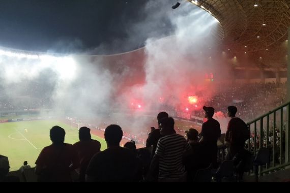 Indonesia vs Vietnam: Ulah Buruk Suporter Bikin Tribune Stadion Patriot seperti Terbakar - JPNN.COM