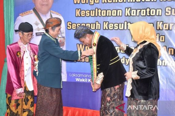Laksamana Madya TNI Ahmadi Heri Purwono jadi Warga Kehormatan Keraton Sumenep - JPNN.COM