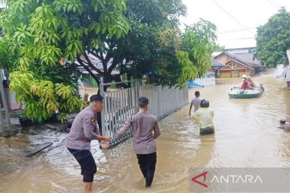 Kota Banjarbaru Dilanda Banjir, Polisi Kerahkan Tim Membantu Evakuasi Warga - JPNN.COM