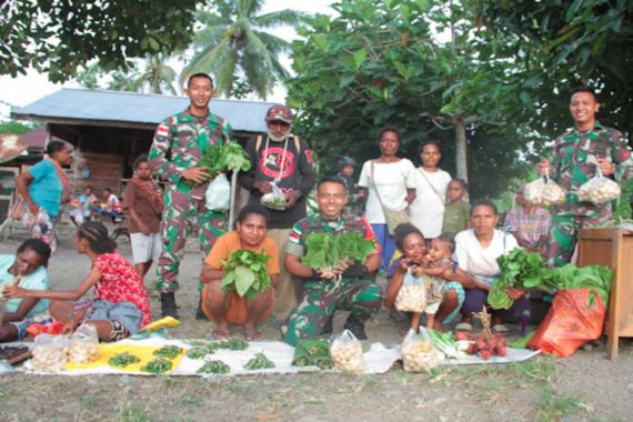 Personel Satgas TNI Berbelanja Hasil Kebun Masyarakat Papua, Nih Tujuannya - JPNN.COM