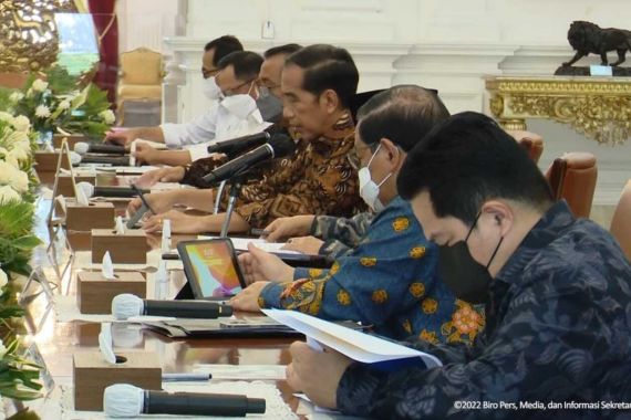 Kasus Covid Meninggi, Vaksinasi Booster Rendah, Nama Siapa yang Jokowi Singgung Pertama Kali - JPNN.COM
