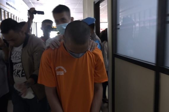 Lihat Tampang Rheinaldy, Polisi Gadungan yang Menusuk Ibu dan Anak di Bekasi - JPNN.COM