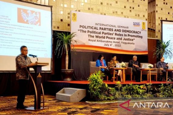 Lulus dari Unhan, Hasto Bakal Mengkaji Kepemimpinan Megawati di UI - JPNN.COM
