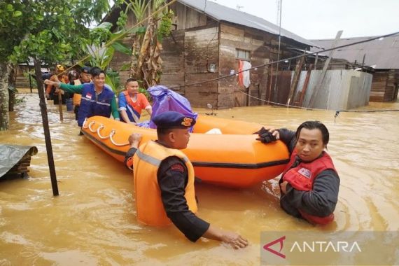 Kota Banjarbaru Dilanda Banjir, Tim SAR Brimob Fokus Mengevakuasi Balita dan Lansia - JPNN.COM