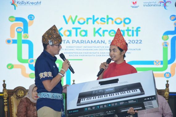 Semangati Remaja Sebatang Kara di Padang, Sandiaga Uno Kasih Hadiah Ini - JPNN.COM