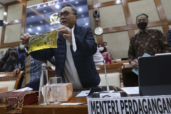 Rapat Perdana Dengan DPR, Mendag Zulhas: Saya Akan Luncurkan Inovasi Minyak Kita - JPNN.COM