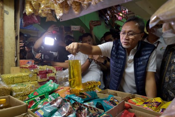 Mendag Zulhas: Minyak Goreng Curah di Jawa Tengah Turun jadi Rp 12.500/Liter - JPNN.COM