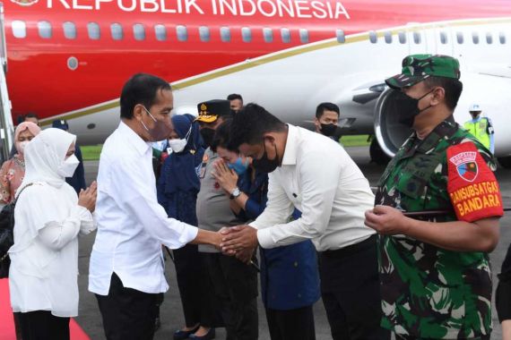 Jokowi Tiba di Medan, Para Pejabat Bawa Istri Menyambut, Kecuali Bobby - JPNN.COM