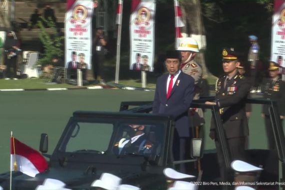 Periksa Pasukan Upacara HUT Bhayangkara, Bukan Jenderal yang Mendampingi Jokowi di Atas Mobil, Lihat - JPNN.COM