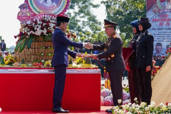 Presiden Jokowi Beri Nasi Tumpeng, Kapolri Jenderal Listyo Sigap, Tangan Kirinya - JPNN.COM