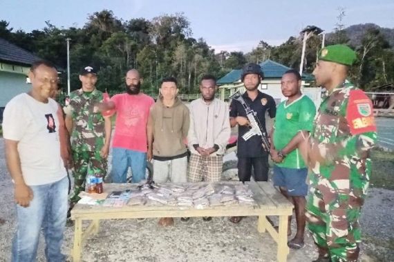 Prajurit TNI Pos Ramil Benawa Amankan 2,7 Kg Ganja, Dandim Sangat Bangga - JPNN.COM